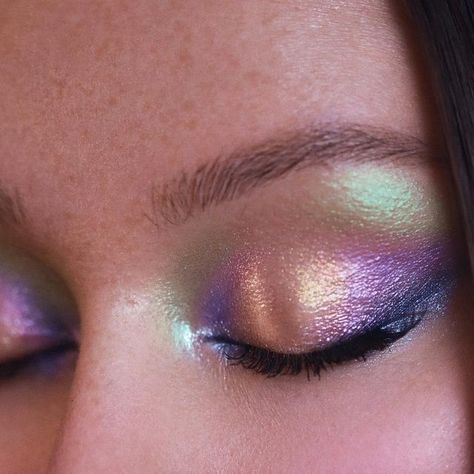 Aurora Borealis Makeup Look, Northern Lights Makeup Look, Aurora Makeup Look, Aurora Borealis Makeup, Northern Lights Makeup, Aurora Borealis Wedding, Aurora Makeup, Light Eye Makeup, Lights Makeup