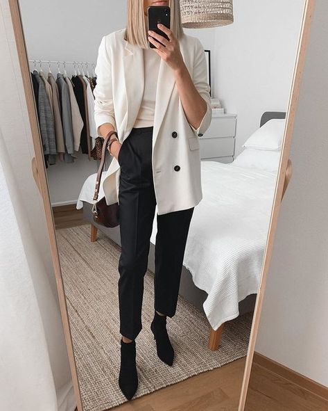 a chic monochromatic outfit with a creamy top and an oversized blazer, black pants and sock boots and a two tone bag Sock Boots Outfit, Style Année 80, Classic Work Outfits, Look Retro, Sock Boots, Looks Street Style, Looks Black, Workwear Fashion, Mode Inspo