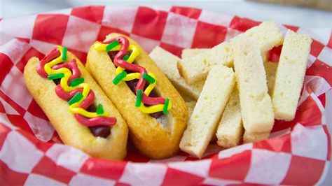 Dessert "hot dogs" are sure to put a smile on your guests' faces Twinkie Desserts, Waffle Pizza, Making Hot Dogs, Dog Cupcakes, Red Licorice, Yellow Foods, Hot Dog Recipes, April Fool's Day, Red Food Coloring