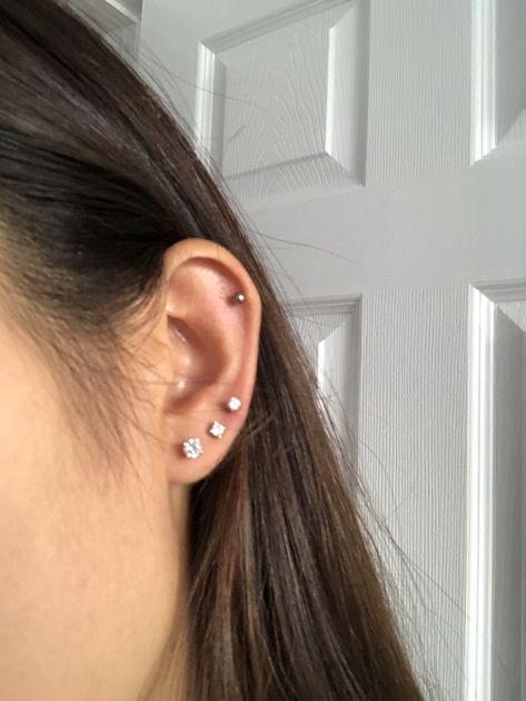 Minimal Piercings Ear, Classy Ear Piercings Chic, Types Of Ear Piercings Names, Classy Jewelry Aesthetic, Simple Ear Piercings, Helix Piercing Ideas, Ušný Piercing, Ear Piercings Ideas, Ear Pierce