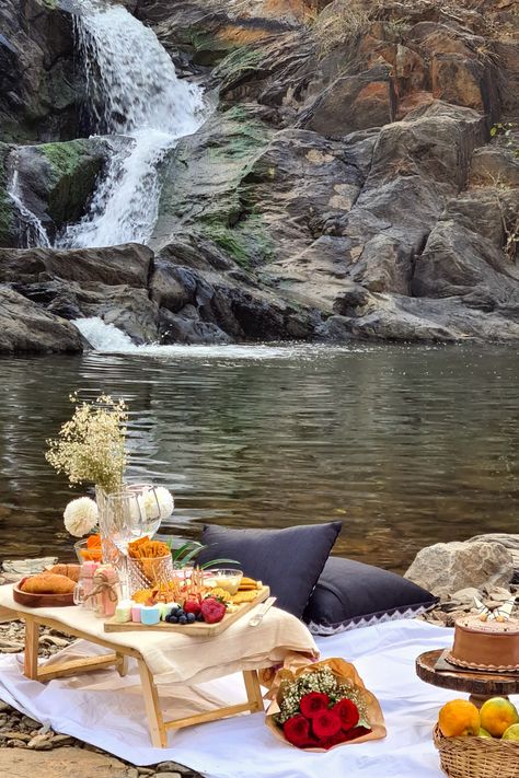 Beautiful Picnic Ideas, Forest Picnic Aesthetic, Perfect Date Ideas Romantic, Flock Aesthetic, Picnic Aesthetic Romantic, Garden Picnic Aesthetic, Pamela Core, Park Picnic Aesthetic, Piknik Aesthetic