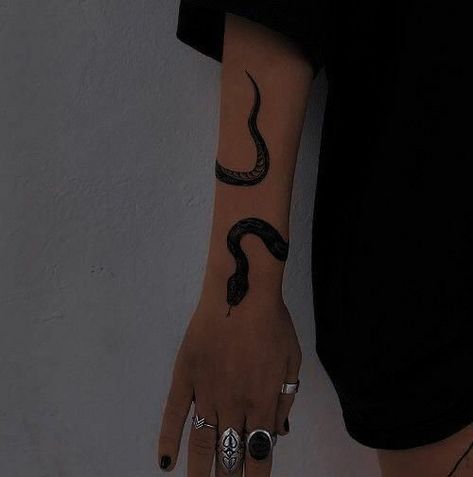 Blitz Tattoo, Cute Hand Tattoos, Pretty Hand Tattoos, Stylist Tattoos, Small Hand Tattoos, Cute Tattoos For Women, Classy Tattoos, Discreet Tattoos, Spine Tattoos