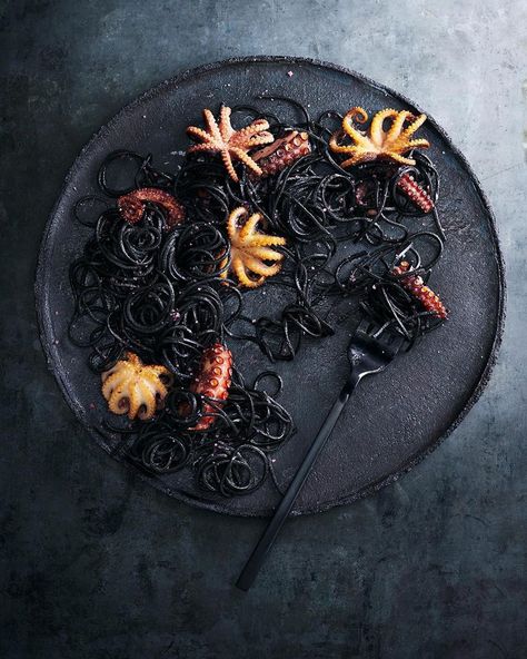 Black Squid Ink Pasta, Octopus Pasta, Vampire Dinner, Octopus Food, Pasta Photography, Black Noodles, Black Pasta, Ink Pasta, Uk Halloween