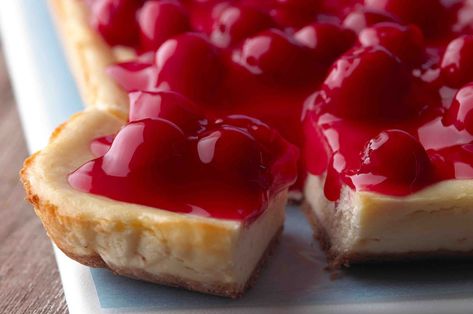 PHILADELPHIA New York Cheesecake Bars - Recipes - Kraft Heinz Smores Dip, Cheesecake Squares, Cream Cheesecake, Cheesecake Bar Recipes, Square Recipes, New York Cheesecake, Easy Cheesecake, Kraft Recipes, Cherry Pie Filling