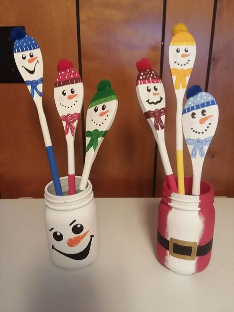 Snowmen Made From Wooden Spoons, Painting Wooden Spoons Christmas, Wood Spoon Christmas Crafts, Christmas Wooden Spoon Crafts, Diy Wooden Spoons Paint, Crafts Using Wooden Spoons, Wooden Spoons Christmas Crafts, Diy Crafts With Wooden Spoons, Wooden Spoon Painting Christmas