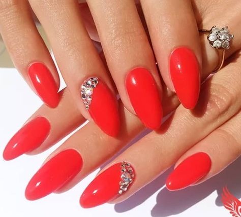 Red Almond, Red Nail Art Designs, Manicured Nails, Red Nail Art, Almond Nails Designs, Red Nail Designs, Almond Nail, Super Nails, Nails Polish