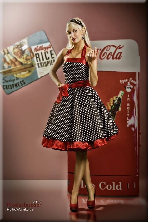 Retro Shoot, Stile Pin Up, Fallout Tattoo, Coca Cola Poster, Mode Rockabilly, Coke Machine, Always Coca Cola, Coca Cola Ad, Pin Up Girl Vintage