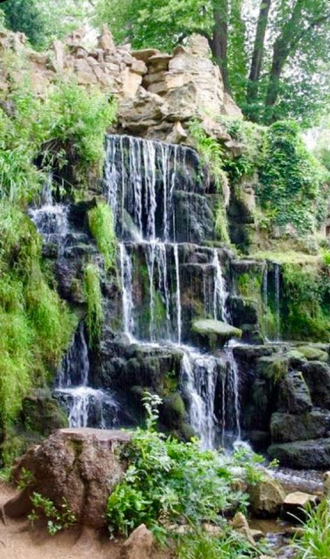 Kolam Koi, Taman Air, Garden Waterfall, Pond Waterfall, Landscaping Flowers, Backyard Water Feature, Pond Landscaping, Waterfalls Backyard, Backyard Pools