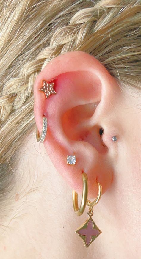 Triple lone piercing, double helix piercing and tragus piercing. Pink and gold jewelry. Pink And Gold Jewelry, Double Helix Piercing, Minimalist Ear Piercings, Piercings Ear, Earring Inspiration, Piercings Unique, The Healing Process, Double Helix, Tragus Piercing