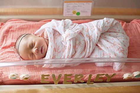 Hospital Bassinet Decoration, Newborn Decoration Ideas, Usa Hospital, Newborn Decoration, Hospital Newborn, Kids Gadgets, Banner Diy, Hospital Pictures, Hospital Door