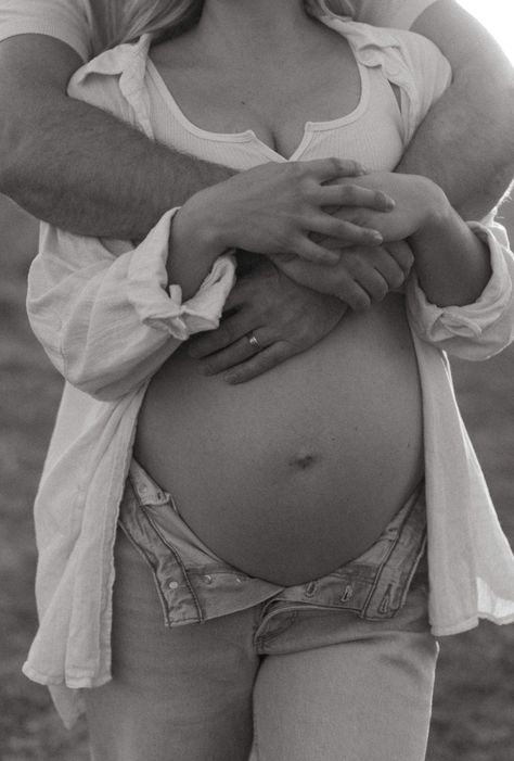 Maternity Picture Outfits, Maternity Studio Photoshoot, Maternity Photography Poses Outdoors, Outdoor Maternity Photos, Pregnancy Belly Photos, Maternity Photo Outfits, Maternity Photography Poses Couple, Cute Pregnancy Pictures, Beach Maternity Photos