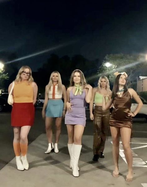 Group Costume Ideas Aesthetic, Hallowen Costume Ideas For Groups, Costumes For Groups Of Friends, Halloween Costume Friends Group, Fantasias Halloween Aesthetic, 3 Ppl Costume Ideas, Cute Friend Group Halloween Costumes, Halloween Girl Group Costumes, Cute Girl Group Halloween Costumes