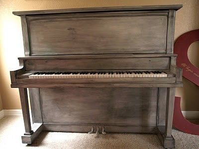 This piano has been painted and glazed to look antique <3 Love that! Refinish Piano, Piano Restoration, Painted Pianos, Piano Decor, Old Pianos, Piano Room, Upright Piano, Ideas Casa, The Piano