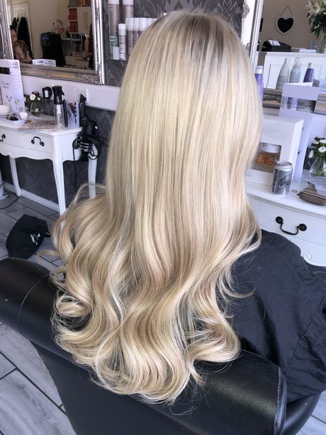 End Of Hair Curls, Soft Blonde Highlights, Curled Blonde Hair, Hair Curled, Curling Straight Hair, Curled Ends, Barrel Curls, Soft Blonde, Straight Blonde Hair