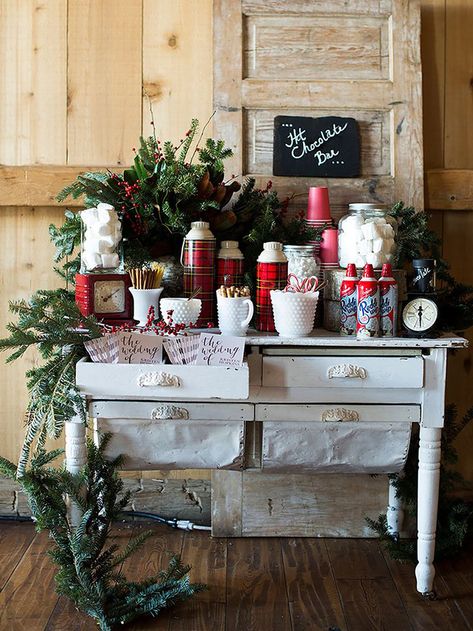 diy simple warming food and drink serving table ideas Wedding Drink Station, Diy Hot Chocolate, Christmas Wedding Decorations, Wedding Reception Fun, Hot Chocolate Bar, Ottawa Wedding, Wedding Themes Winter, Winter Wedding Decorations, Winter Wedding Invitations