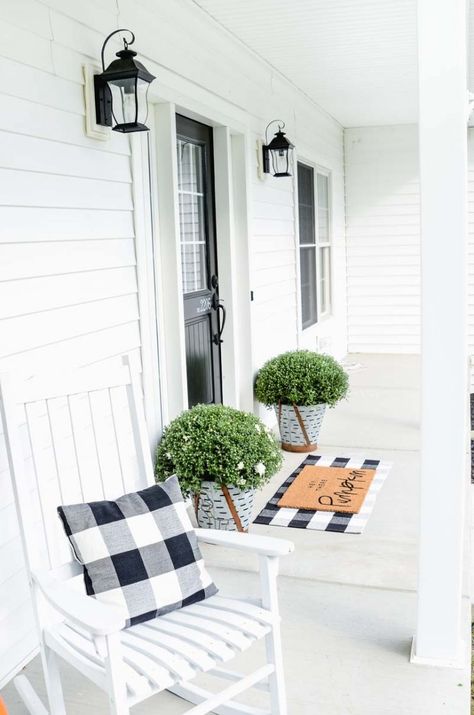 Farmhouse Fall Porch | Simply Kierste Design Co. Small Front Porch Decorating Ideas, Farmhouse Fall Porch, Front Porch Decorating Ideas, Veranda Design, White Mums, Small Front Porch, Porch Decorating Ideas, Building A Porch, Front Porch Design