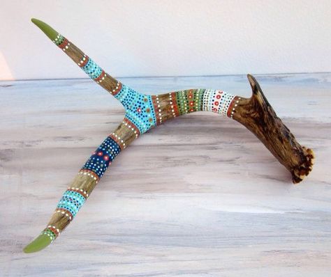 Antler Ideas, Painted Antlers, Woodland Cabin, Painted Deer, Antler Crafts, Painted Driftwood, Deer Horns, Antler Art, Decor Western