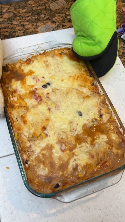 we learned this in Texas 😋 | ingredient, Texas | we learned this in Texas 😋 Yummy Mexican casserole using simple ingredients. | By Charles Parks Burritos Casserole, Baked Burritos, Casserole Beef, Tex Mex Casserole, Charles Parks, Food Park, Mexican Casserole, Texas Food, Enchilada Casserole