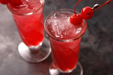 Shirley Temple Recipe, Shirley Temple Drink, Mocktail Drinks, Cocktail Names, Liquor Drinks, Non Alcoholic Cocktails, Shirley Temple, Drinks Alcohol Recipes, Daiquiri