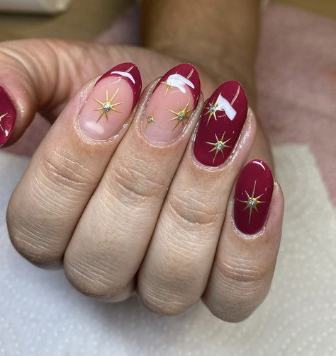 Wedding Nails Christmas, Maroon And Gold Christmas Nails, Christmas Nail Designs Red And Gold, Burgundy Nails With Stars, Maroon Gel Nails Design, Maroon Star Nails, Red Nails With Gold Stars, Red Nails With Gold Tips, Red Theme Nails