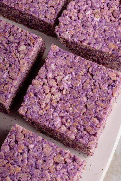 These are by far the best Ube Rice Krispie Treats on the internet. Thanks to vegan butter and vegan marshmallows, they're entirely vegan and perfect with sharing with vegetarian and vegan friends. All you need is 5 ingredients! Ube Ice Cream, Rice Krispies Recipe, Ube Recipes, Puffed Rice Cereal, Filipino Food Dessert, Vegan Marshmallows, Krispie Treats Recipe, Krispy Treats, Filipino Desserts