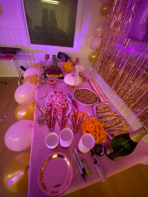 Sweet 16 Decorations Ideas At Home, 16th Birthday Party Ideas At Home, Pink House Party, 16 Birthday Party Ideas At Home, At Home Birthday Party Ideas, Classic Birthday Party, Pink Birthday Theme, Hotel Birthday Parties, Hello Kitty Birthday Theme