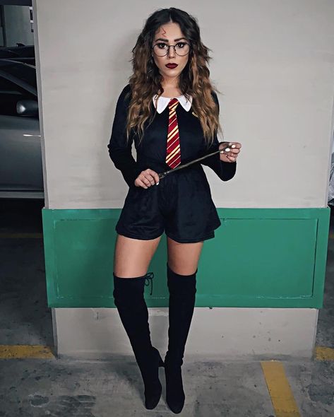 Danna Paola logró la mezcla perfecta entre Harry Potter y Hermione en su disfraz Woman Harry Potter Costume, Harry Potter Costume Ideas For Women, Harry Potter Costumes For Women, Halloweenský Makeup, Great Halloween Costumes, Halloween Coustumes, Holloween Costume, Diy Kostüm, Harry Potter Halloween