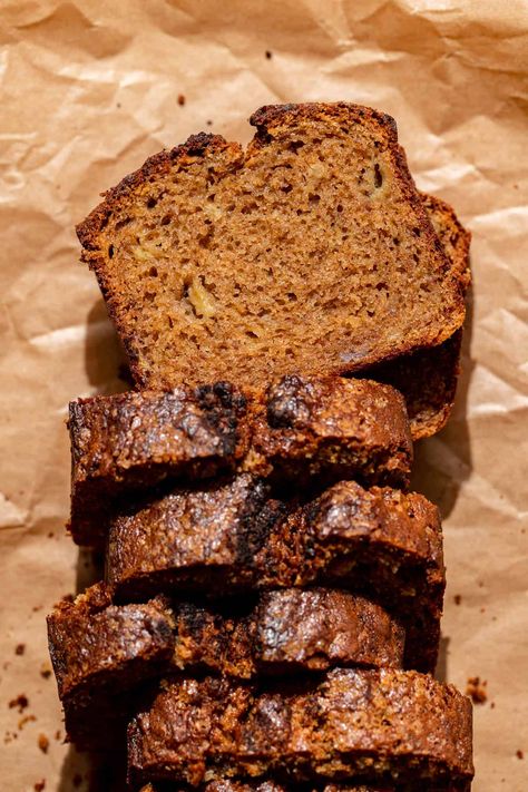 This brown butter banana bread is so soft and moist with the most comforting flavor. Spiced with cinnamon and nutmeg and leveled up with toasted butter, this banana bread is sure to be a crowd pleaser! Made with an easy bowl & whisk method, this recipe can be whipped up in no time. Honey Banana Bread, Brown Butter Banana Bread, One Bowl Banana Bread, Debbie Ryan, Bun Recipes, Perfect Banana Bread, Butter Banana Bread, Homemade Banana Bread, Hungry Hearts