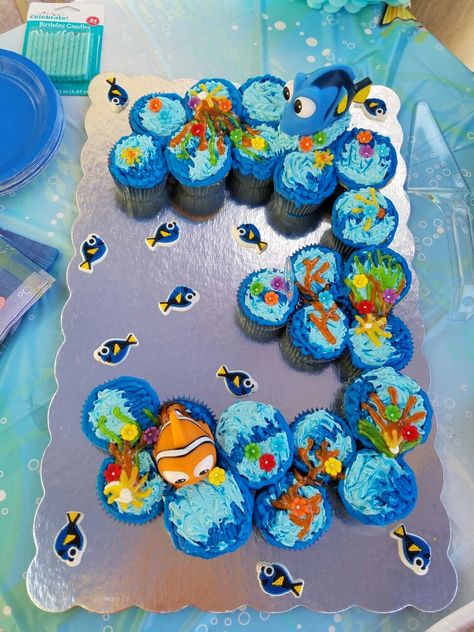 Finding Dory cupcake cake Finding Nemo Cupcake Cake, Finding Nemo Cupcakes, Dory Cupcakes, Finding Dory Cupcakes, Finding Dory Birthday Party, Dory Birthday Party, Finding Dory Party, Finding Nemo Party, Finding Dory Birthday