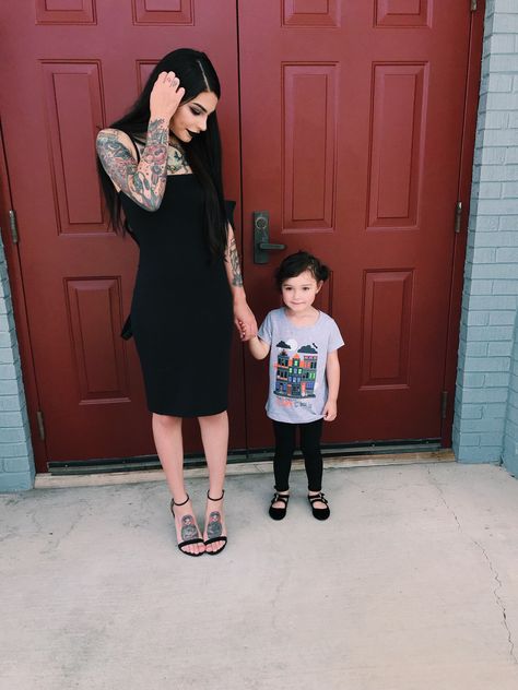 Tattooed Mom Aesthetic, Goth Parents Aesthetic, Punk Maternity Outfits, Goth Mommies, Alt Mom, Pregnant Goth Style, Goth Mom, Goth Maternity Clothes, Goth Mom Outfits