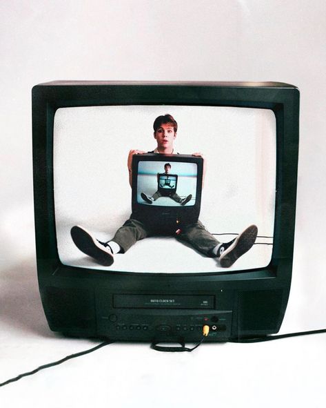 Tv Head Photoshoot, Old Tv Photography, Vintage Tv Photoshoot, Old Tv Photoshoot, Computer Photoshoot, Technology Photoshoot, Man Watching Tv, Tv Photoshoot, Tv Photography