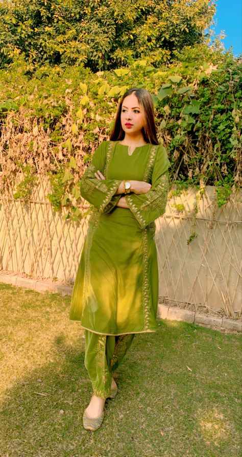 Mehendi Color Suit, Green Suit For Mehndi Function, Dresses For Mehndi Function, Simple Green Dress, Shadi Outfits, Haldi Bride, Ladies Suit Design, Green Kurti, Mehndi Function