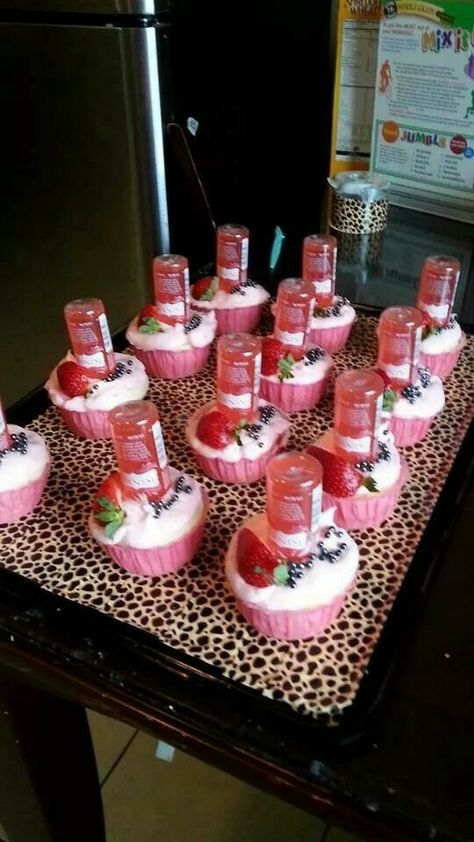 Pink Whitney Cupcakes, Cupcake With Alcohol, 21st Birthday Desserts, 21 Birthday Cupcakes Ideas, 21st Cupcake Ideas, Cupcakes 21st Birthday, Alcohol Cupcakes Recipes, Men Gift Baskets, 21st Birthday Cookies