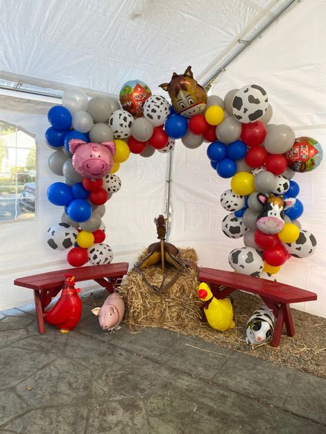 Farm Animal Balloon Garland, Farm Animals Balloons Decoration, Barnyard Balloon Garland, Barnyard Balloon Arch, Farm Animal Balloon Arch, Farm Balloon Garland, Farm Party Theme, Balloon Garland Ideas, Cowboy Birthday Party Decorations