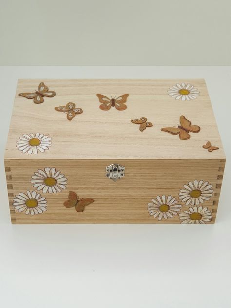 Wooden memory box decorated with butterflies and daisies Diy Wooden Jewelry Box Painting Ideas, Decorated Wooden Boxes, Diy Wooden Box Ideas, Wooden Memory Box Ideas Diy, Wooden Crate Painting Ideas, Wooden Box Painting Ideas Easy, Painted Box Ideas Simple, Memory Box Ideas Diy Paint, Painted Box Ideas