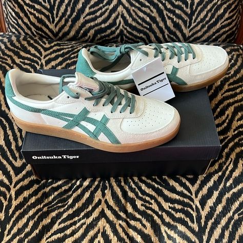 Onitsuka Tiger Cream / Hiking Green BRAND NEW UNWORN Men’s US 9.5, Women’s US 11 Onitsuka Tiger Outfit, Tiger Outfit, Outfit Herren, Green Brands, Asics Shoes, Onitsuka Tiger, Hiking, Man Shop, Brand New