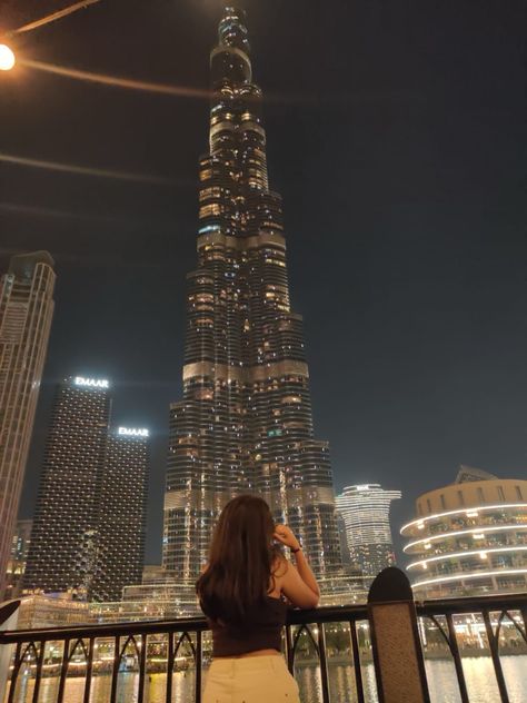 Burj Khalifa Instagram Story, Burj Khalifa Pose Ideas, Bhuj Khalifa, Burj Khalifa Poses, Dubai Instagram Story Ideas, Burj Khalifa Photo Ideas, Dubai Girl Aesthetic, Burj Khalifa Aesthetic, Dubai Moodboard