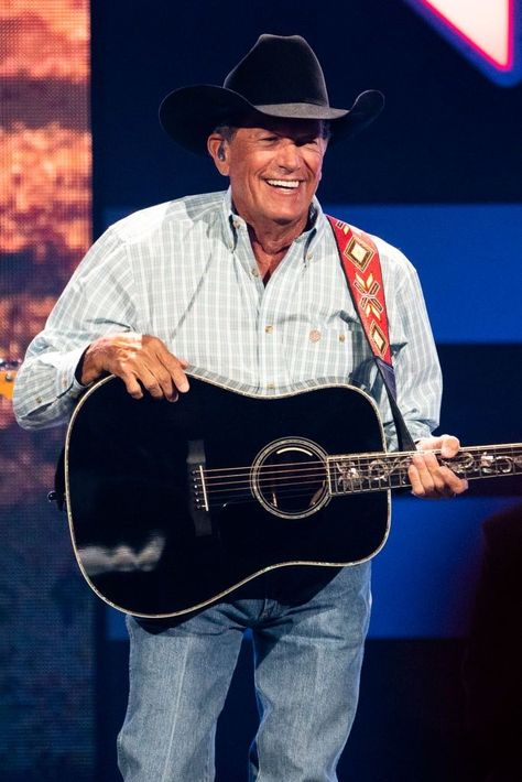 Country music singer George Strait Famous Country Singers, Aniston Hair, King George Strait, Hot Country Songs, Kyle Field, Things To Do In Austin, Friends In Low Places, Country Musicians, Entertainer Of The Year