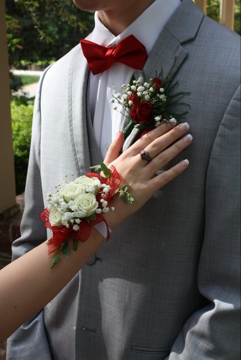 Red Corsage Prom, Prom Corsage Red, Prom Corsage White, Prom Bouquet Ideas, Prom Unique, Elegant Flower Arrangements, Corsage For Prom, Red Corsages, Red Boutonniere