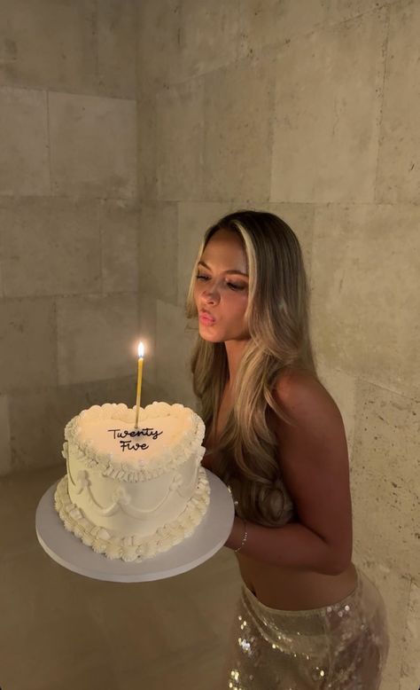 Mid Twenties Birthday Ideas, Cake Ideas For 21st Birthday, Bday Cake Pictures, Birthday Photoshoot Ideas Sagittarius, Birthday Fits Aesthetic, 21 Cakes Birthday Turning 21, Photo With Birthday Cake, Birthday Party Esthetics, Birthday Post Aesthetic