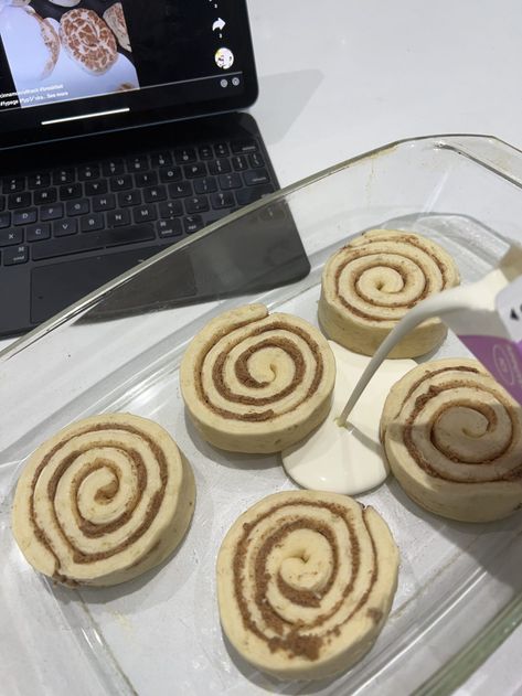 Tik Tok Famous Cinnamon Rolls, Cinammon Rolls Recipes Easy, How To Make Pillsbury Cinnamon Rolls Better, Cinammon Rolls Recipes Tik Tok, Cinnamon Rolls Tik Toc, Tik Tok Cinnamon Rolls One Can, Tik Tok Cinammon Rolls, Cinnamon Rolls Tic Tok, Cinnamon Buns Pillsbury