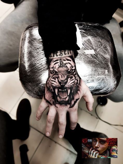 Panther Hand Tattoo Men, Tiger Lion Tattoo, Tiger Tattoo Hand, Realism Hand Tattoo, Lion Tattoo Hand, Animal Hand Tattoo, Lion Hand Tattoo Men, Hand Tattoo Men, Tiger Hand Tattoo