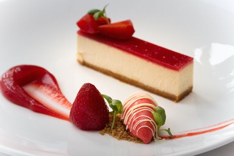 Cheesecake Plating Presentation, Plating Cheesecake Ideas, Strawberry Cheesecake Plating Ideas, Strawberry Shortcake Plated Dessert, Plated Cheesecake Fine Dining, Deconstructed Cheesecake Plating, Fine Dining Cheesecake, Fancy Cheesecake Presentation, Cheesecake Presentation Ideas