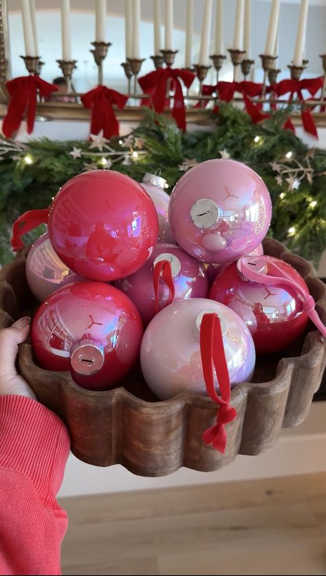 Check out this photo from aurelie.erikson Iridescent Ornaments, Ornaments Acrylic, Christmas Party Crafts, Party Crafts, Holiday Craft, Holiday Celebration, Christmas Colors, Diy Christmas, Wonderful Time