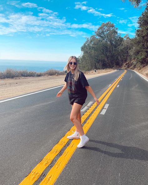 Middle of road Instagram picture Pictures In The Middle Of The Road, Middle Of The Road Photoshoot, Road Photoshoot Ideas, Jeans Poses, Road Photoshoot, Road Photos, Weekend Photography, 18th Birthday Outfit, Lake Photoshoot