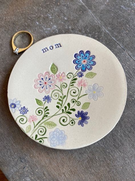 Pottery Painting Mother’s Day, Pottery For Mom Gift Ideas, Jewelry Plate Painting Ideas, Plate Drawing, Pottery Ring, Ceramic Ring Dish, Wedding Ring Dish, Pottery Inspo, Clay Plates