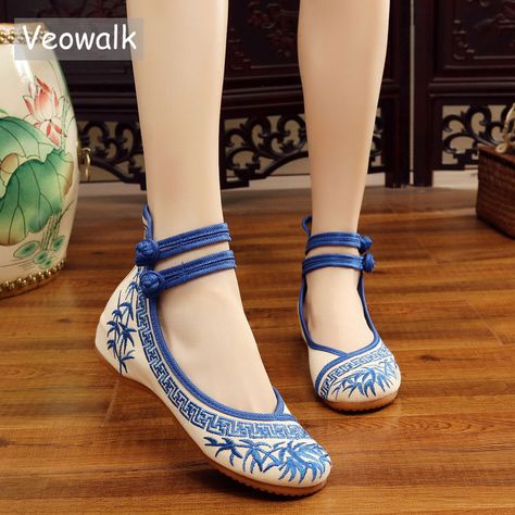 Chinese Ballet, Chinese Style Shoes, Ballerinas Dancing, Embroidered Ballerina, Asian Shoes, Chinese Shoes, Chinese Flower, Bamboo Leaves, Dancing Shoes