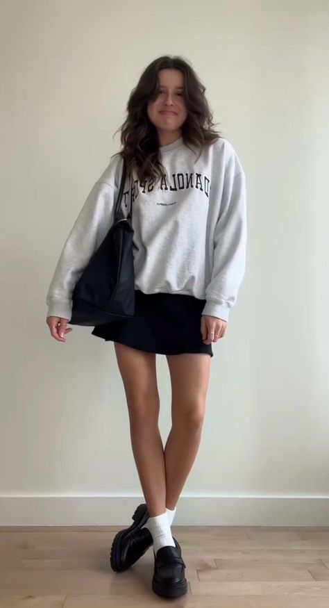 Crewneck Mini Skirt Outfits, Casual Plaid Skirt Outfit, Sweatshirt Mini Skirt Outfit, Short Skirt Winter Outfit, All Black Skirt Outfit, Black Tennis Skirt Outfits, Skirt And Sweatshirt Outfit, Black Mini Skirt Outfit Night, Black Skirt Outfit Fall