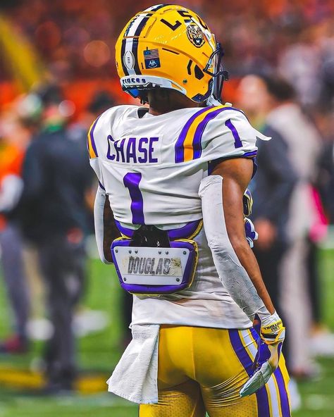 Cool Nfl Pictures, Jamar Chase Lsu, Jamar Chase, Nfl Graphics, Gridiron Gang, Football Pfp, Tuff Pics, Jamarr Chase, Football Hits