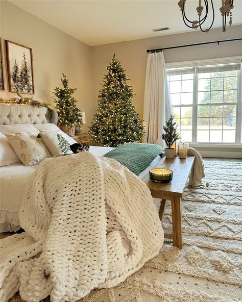 30 Fall Home Decor Trends 2024: Cozy Up Your Home for the Season Farmhouse Christmas Bedroom Decor, Farmhouse Christmas Bedroom, Cozy Farmhouse Christmas, Nature Inspired Bathroom, Christmas Bedroom Decor Ideas, Christmas Bedroom Decor, Bedroom Decorating Tips, Cozy Up Your Home, Winter Bedroom